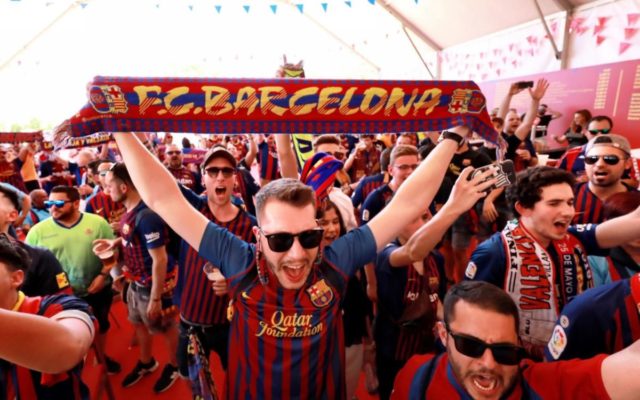 Các Cules ăn mừng chiến thắng của Bacelona