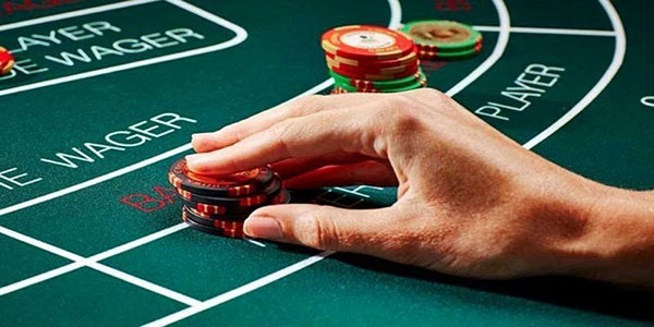 với tỷ lệ thắng lên tới 70% baccarat là một trong những trò chơi nổi tiếng trong sòng bạc